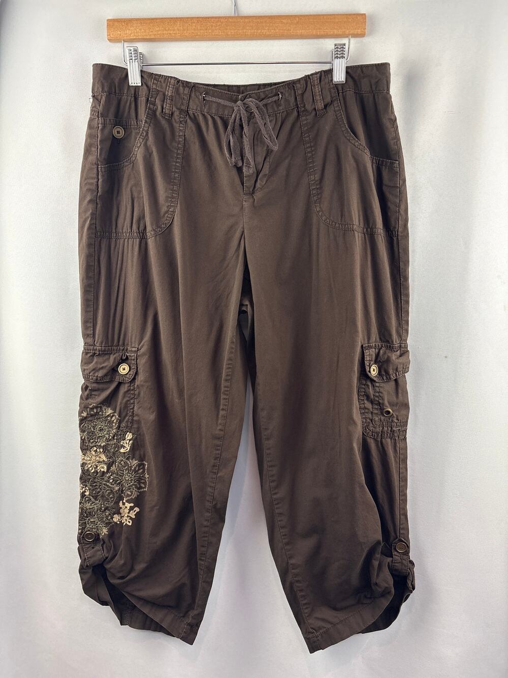 Women’s Style&Co. Size 10 Brown Floral Cargo Capri Pants